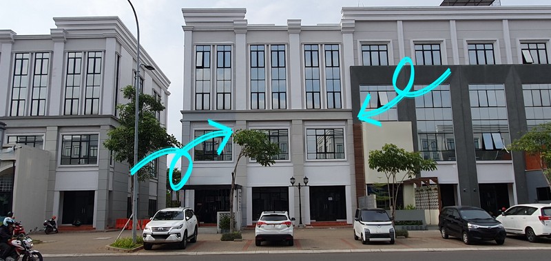 Ruko Sedayu City, Kelapa Gading. Dua muka, dua akses masuk, dua area parkir luas. Infrastruktur (lubang) untuk lift dan instalasi AC sudah siap. Juga saluran air untuk area pantry 