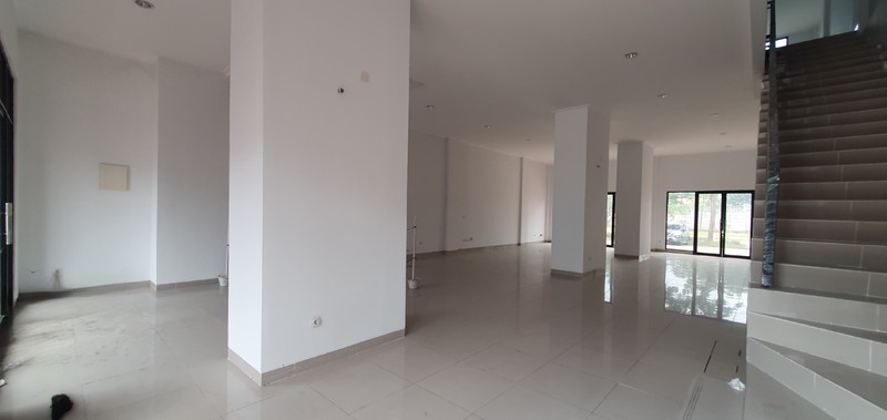 Ruko Sedayu City, Kelapa Gading. Dua muka, dua akses masuk, dua area parkir luas. Infrastruktur (lubang) untuk lift dan instalasi AC sudah siap. Juga saluran air untuk area pantry 