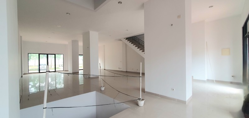 Ruko Sedayu City, Kelapa Gading. Dua muka, dua akses masuk, dua area parkir luas. Infrastruktur (lubang) untuk lift dan instalasi AC sudah siap. Juga saluran air untuk area pantry 