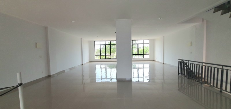 Ruko Sedayu City, Kelapa Gading. Dua muka, dua akses masuk, dua area parkir luas. Infrastruktur (lubang) untuk lift dan instalasi AC sudah siap. Juga saluran air untuk area pantry 