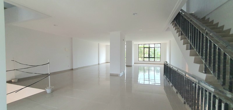 Ruko Sedayu City, Kelapa Gading. Dua muka, dua akses masuk, dua area parkir luas. Infrastruktur (lubang) untuk lift dan instalasi AC sudah siap. Juga saluran air untuk area pantry 