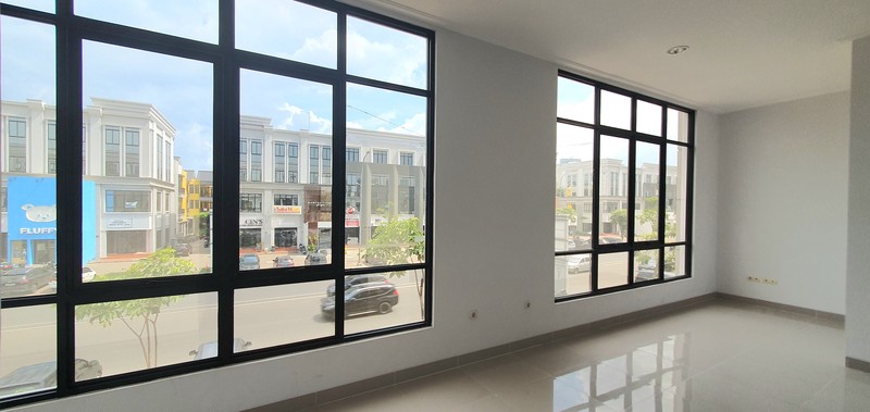 Ruko Sedayu City, Kelapa Gading. Dua muka, dua akses masuk, dua area parkir luas. Infrastruktur (lubang) untuk lift dan instalasi AC sudah siap. Juga saluran air untuk area pantry 