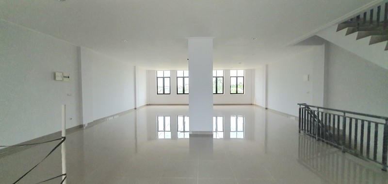 Ruko Sedayu City, Kelapa Gading. Dua muka, dua akses masuk, dua area parkir luas. Infrastruktur (lubang) untuk lift dan instalasi AC sudah siap. Juga saluran air untuk area pantry 