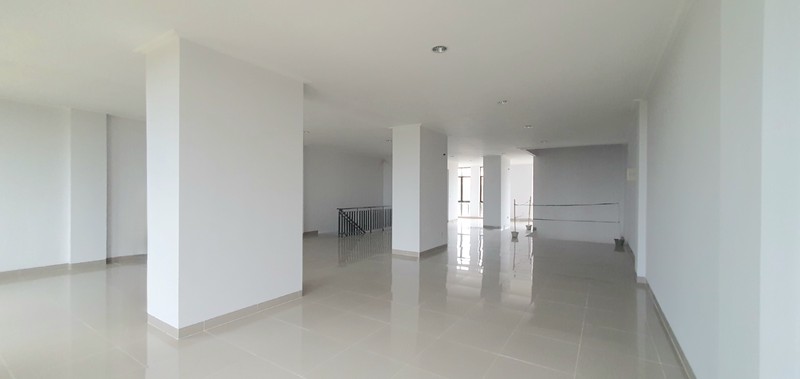 Ruko Sedayu City, Kelapa Gading. Dua muka, dua akses masuk, dua area parkir luas. Infrastruktur (lubang) untuk lift dan instalasi AC sudah siap. Juga saluran air untuk area pantry 