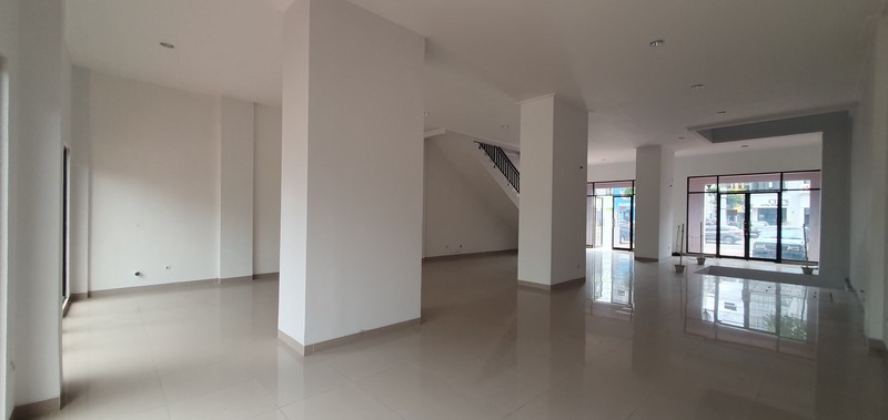 Ruko Sedayu City, Kelapa Gading. Dua muka, dua akses masuk, dua area parkir luas. Infrastruktur (lubang) untuk lift dan instalasi AC sudah siap. Juga saluran air untuk area pantry 
