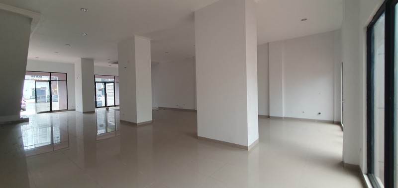 Ruko Sedayu City, Kelapa Gading. Dua muka, dua akses masuk, dua area parkir luas. Infrastruktur (lubang) untuk lift dan instalasi AC sudah siap. Juga saluran air untuk area pantry 