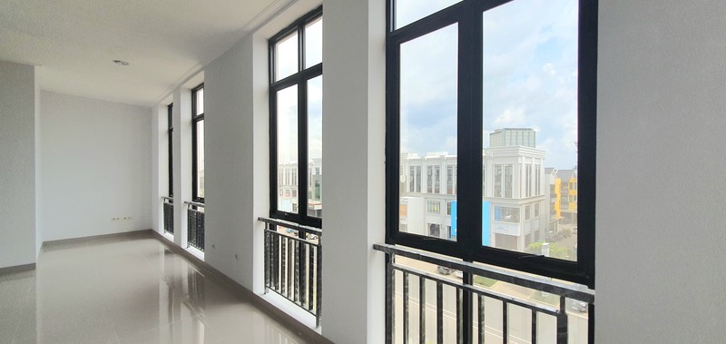 Ruko Sedayu City, Kelapa Gading. Dua muka, dua akses masuk, dua area parkir luas. Infrastruktur (lubang) untuk lift dan instalasi AC sudah siap. Juga saluran air untuk area pantry 