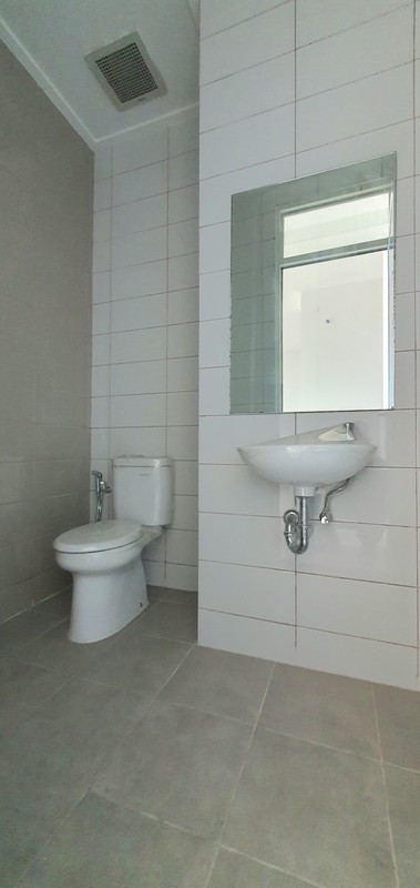 Ruko Sedayu City, Kelapa Gading. Dua muka, dua akses masuk, dua area parkir luas. Infrastruktur (lubang) untuk lift dan instalasi AC sudah siap. Juga saluran air untuk area pantry 