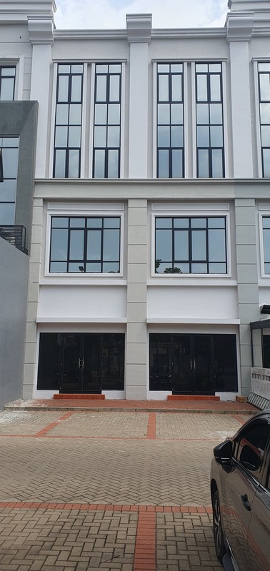 Ruko Sedayu City, Kelapa Gading. Dua muka, dua akses masuk, dua area parkir luas. Infrastruktur (lubang) untuk lift dan instalasi AC sudah siap. Juga saluran air untuk area pantry 