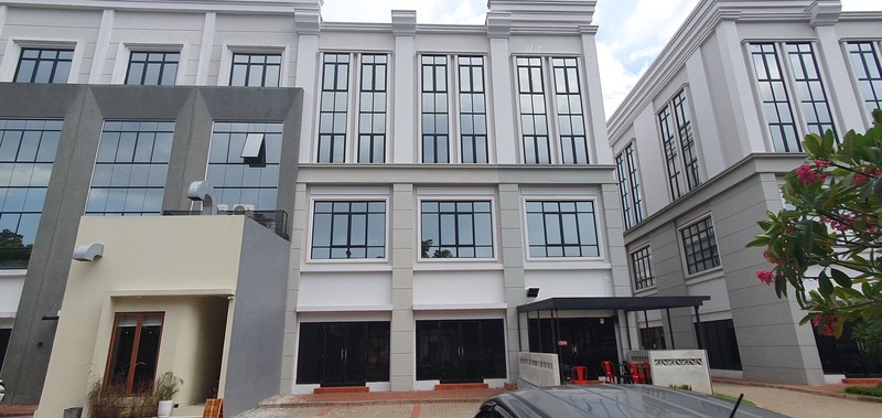 Ruko Sedayu City, Kelapa Gading. Dua muka, dua akses masuk, dua area parkir luas. Infrastruktur (lubang) untuk lift dan instalasi AC sudah siap. Juga saluran air untuk area pantry 