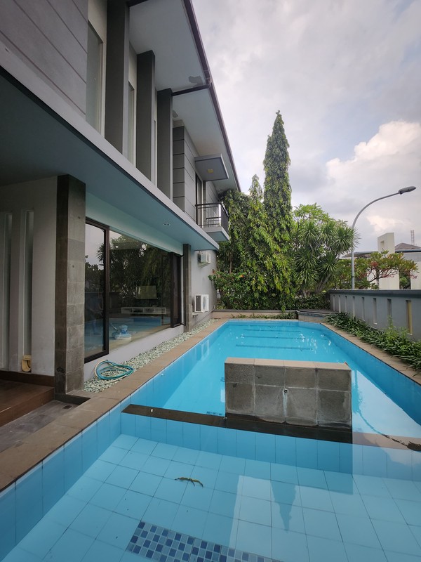 Dijual / Disewakan Rumah The Chofa Plus Kolam Renang Private Pool - Full Furnished Dekat Sukomanunggal, Isen Darmo Harapan, Hokky Buah, Sekolah Iph, Pasar Modern Puncak Permai , Taman Hunian Satelit