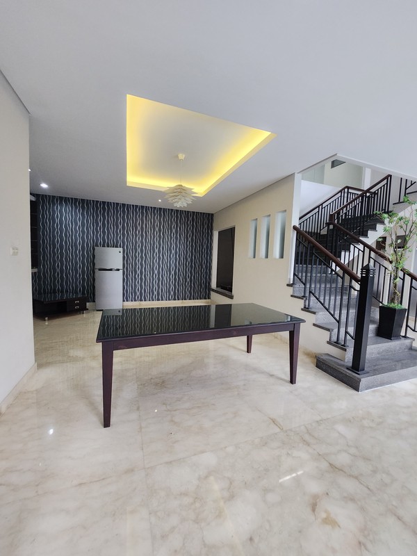 Disewakan Rumah The Chofa Plus Kolam Renang Private Pool - Full Furnished Dekat Sukomanunggal, Isen Darmo Harapan, Hokky Buah, Sekolah IPH, Pasar Modern Puncak Permai , Taman Hunian Satelit