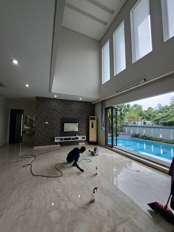 Disewakan Rumah The Chofa Plus Kolam Renang Private Pool - Full Furnished Dekat Sukomanunggal, Isen Darmo Harapan, Hokky Buah, Sekolah IPH, Pasar Modern Puncak Permai , Taman Hunian Satelit