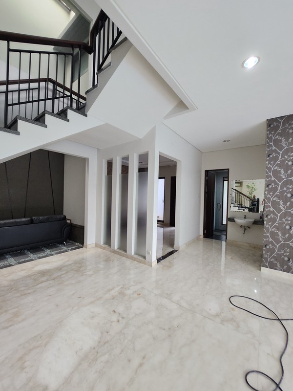 Disewakan Rumah The Chofa Plus Kolam Renang Private Pool - Full Furnished Dekat Sukomanunggal, Isen Darmo Harapan, Hokky Buah, Sekolah IPH, Pasar Modern Puncak Permai , Taman Hunian Satelit