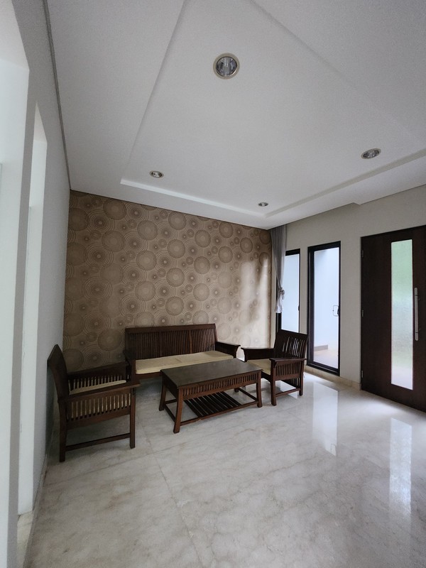 Disewakan Rumah The Chofa Plus Kolam Renang Private Pool - Full Furnished Dekat Sukomanunggal, Isen Darmo Harapan, Hokky Buah, Sekolah IPH, Pasar Modern Puncak Permai , Taman Hunian Satelit