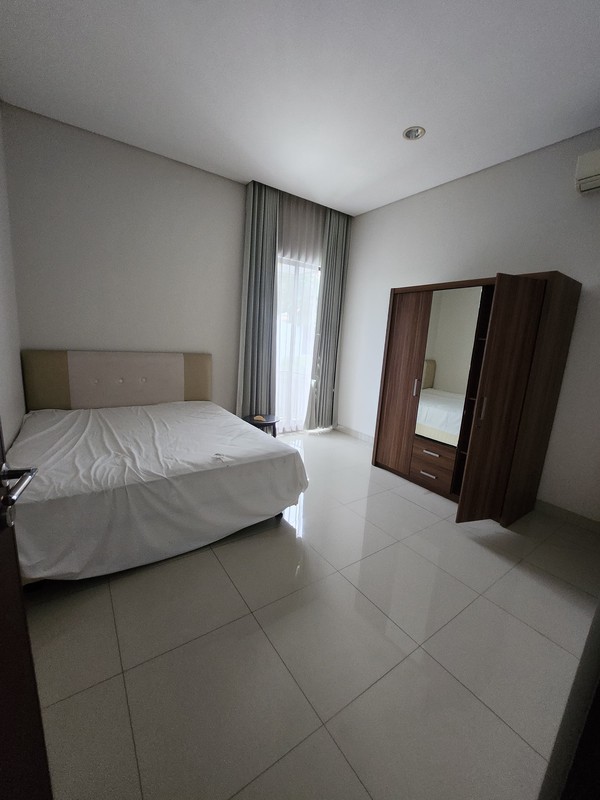 Disewakan Rumah The Chofa Plus Kolam Renang Private Pool - Full Furnished Dekat Sukomanunggal, Isen Darmo Harapan, Hokky Buah, Sekolah IPH, Pasar Modern Puncak Permai , Taman Hunian Satelit