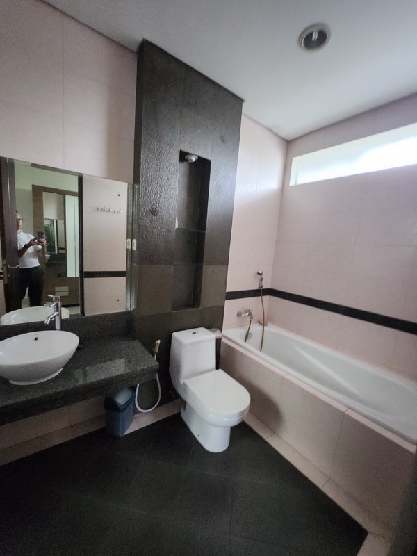 Disewakan Rumah The Chofa Plus Kolam Renang Private Pool - Full Furnished Dekat Sukomanunggal, Isen Darmo Harapan, Hokky Buah, Sekolah IPH, Pasar Modern Puncak Permai , Taman Hunian Satelit