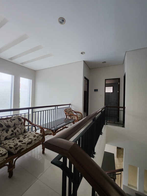 Disewakan Rumah The Chofa Plus Kolam Renang Private Pool - Full Furnished Dekat Sukomanunggal, Isen Darmo Harapan, Hokky Buah, Sekolah IPH, Pasar Modern Puncak Permai , Taman Hunian Satelit
