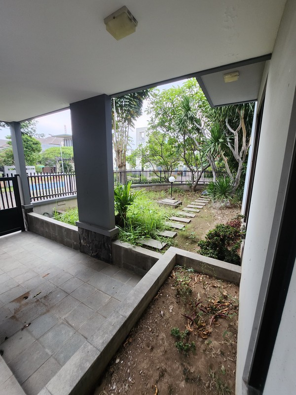 Disewakan Rumah The Chofa Plus Kolam Renang Private Pool - Full Furnished Dekat Sukomanunggal, Isen Darmo Harapan, Hokky Buah, Sekolah IPH, Pasar Modern Puncak Permai , Taman Hunian Satelit