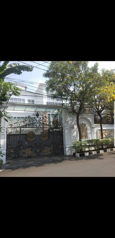 Rumah Klasik Modern Dua Lantai, Mewah Dan Indah Dengan Kolam Renang, di Simprug, Permata Hijau