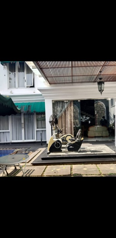 Rumah Klasik Modern Dua Lantai, Mewah Dan Indah Dengan Kolam Renang, di Simprug, Permata Hijau
