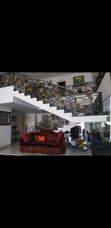 Rumah Klasik Modern Dua Lantai, Mewah Dan Indah Dengan Kolam Renang, di Simprug, Permata Hijau