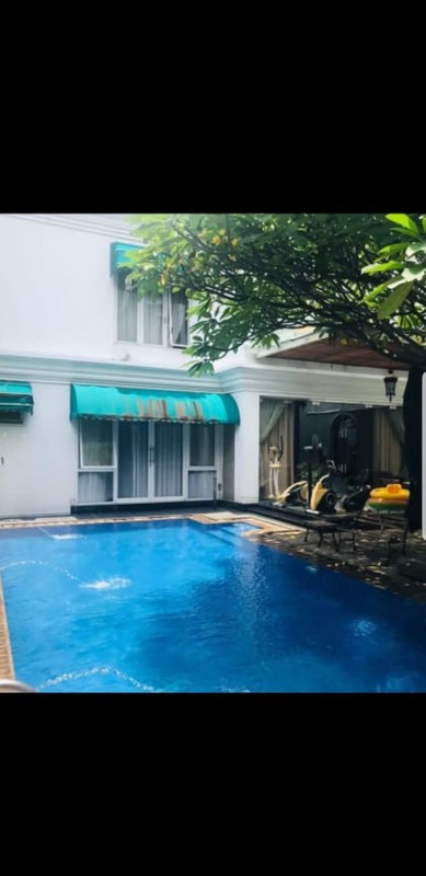 Rumah Klasik Modern Dua Lantai, Mewah Dan Indah Dengan Kolam Renang, di Simprug, Permata Hijau