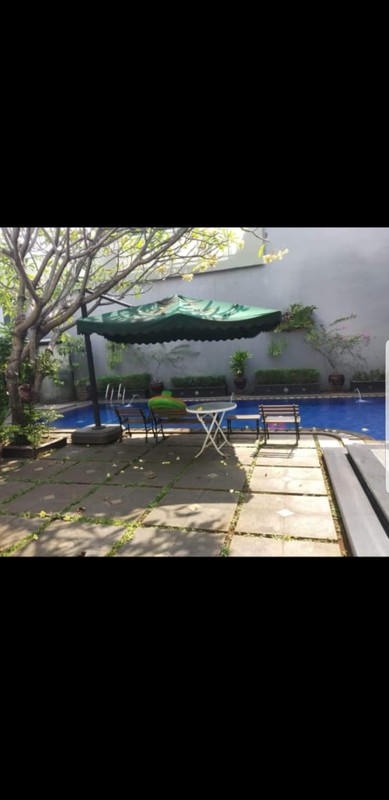 Rumah Klasik Modern Dua Lantai, Mewah Dan Indah Dengan Kolam Renang, di Simprug, Permata Hijau