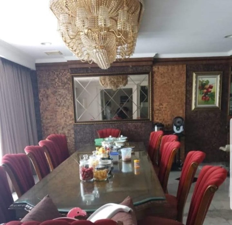 Rumah Klasik Modern Dua Lantai, Mewah Dan Indah Dengan Kolam Renang, di Simprug, Permata Hijau