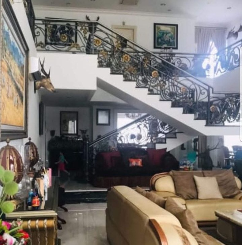 Rumah Klasik Modern Dua Lantai, Mewah Dan Indah Dengan Kolam Renang, di Simprug, Permata Hijau