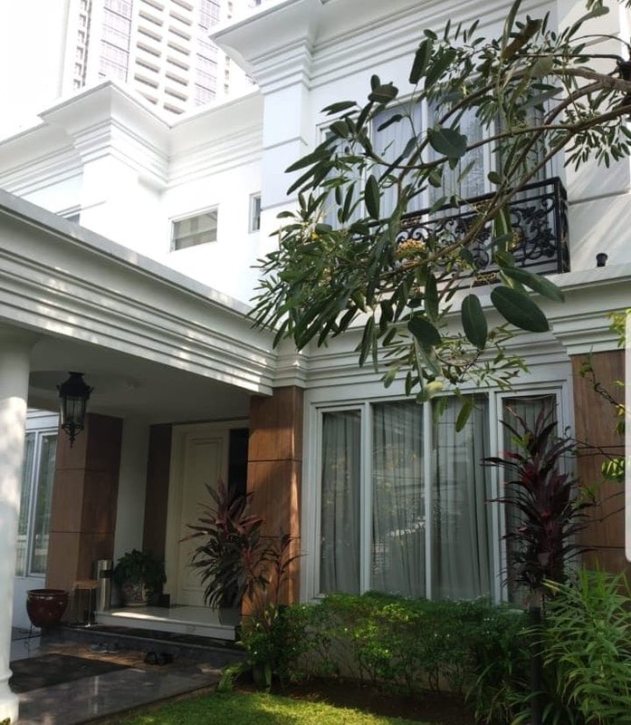 Rumah Klasik Modern Dua Lantai, Mewah Dan Indah Dengan Kolam Renang, di Simprug, Permata Hijau