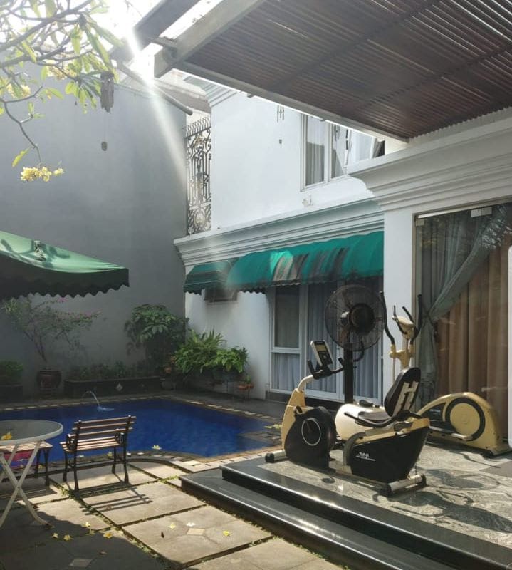 Rumah Klasik Modern Dua Lantai, Mewah Dan Indah Dengan Kolam Renang, di Simprug, Permata Hijau
