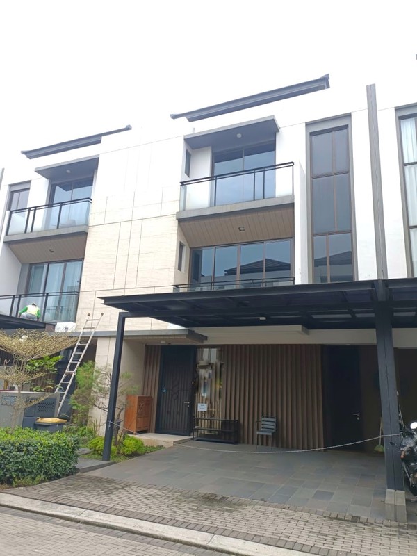 Disewakan Rumah Luas 3 lantai fully furnished di ZORA BSD City  