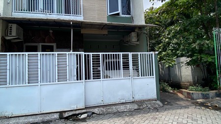 Dijual Rumah Strategis Aries, Surabaya Timur Lokasi strategis; dekat Pantai Ria Kenjeran, ITS, Galaxy Mall, dan MERR