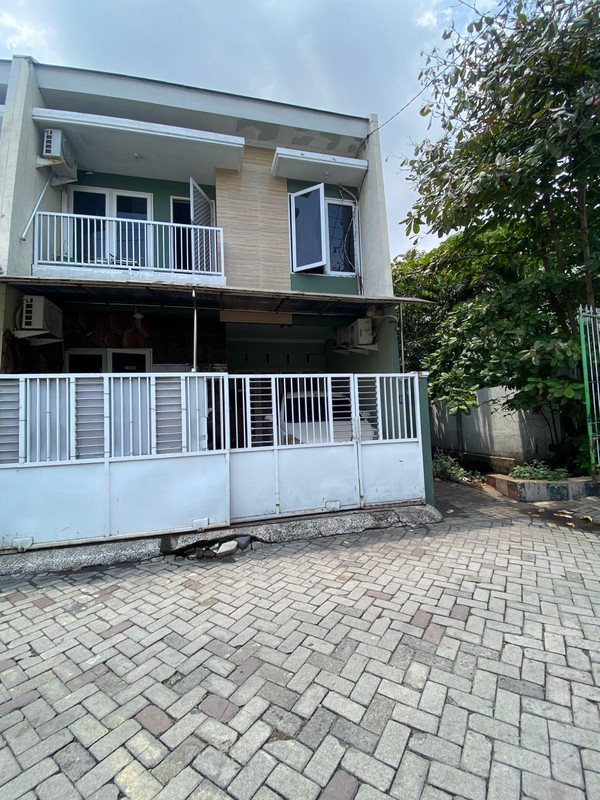 Dijual Rumah Strategis Aries, Surabaya Timur Lokasi strategis; dekat Pantai Ria Kenjeran, ITS, Galaxy Mall, dan MERR