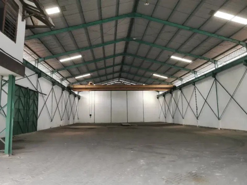 Disewakan Gudang Siap Pakai dengan Crane 8 Ton dan Kantor di Margomulyo Indah, Harga Nego