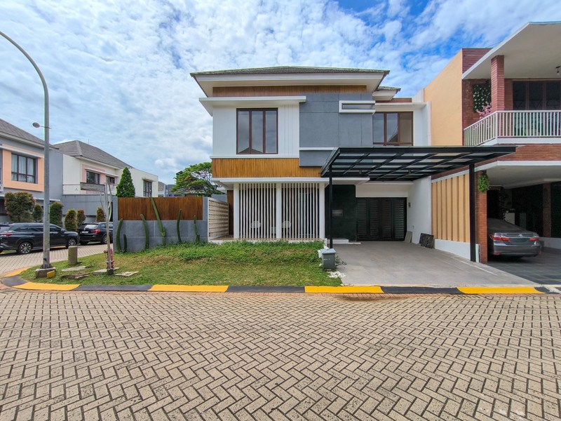 Rumah Hoek dengan Pool di Discovery Residence, Bintaro