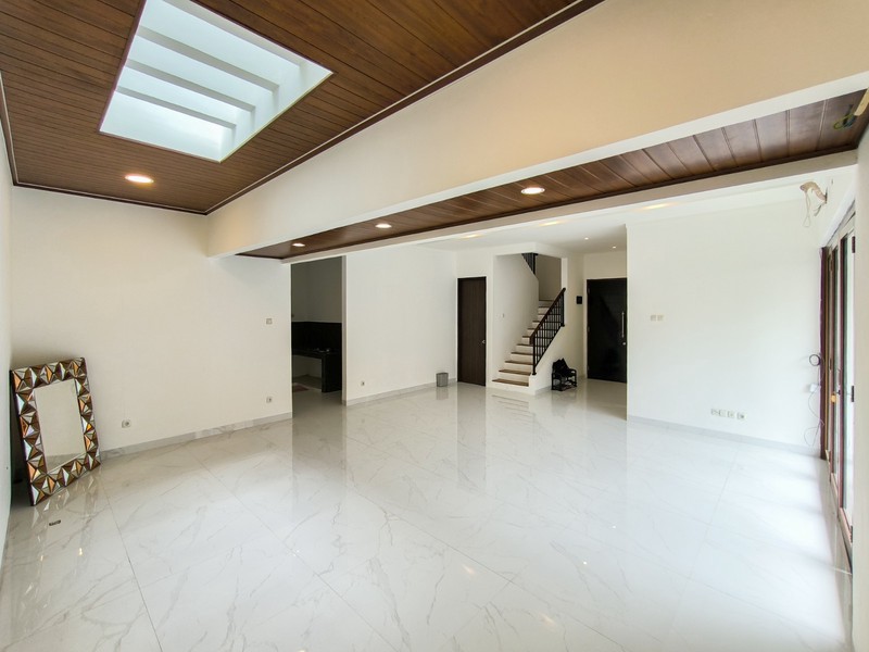 Rumah Hoek dengan Pool di Discovery Residence, Bintaro