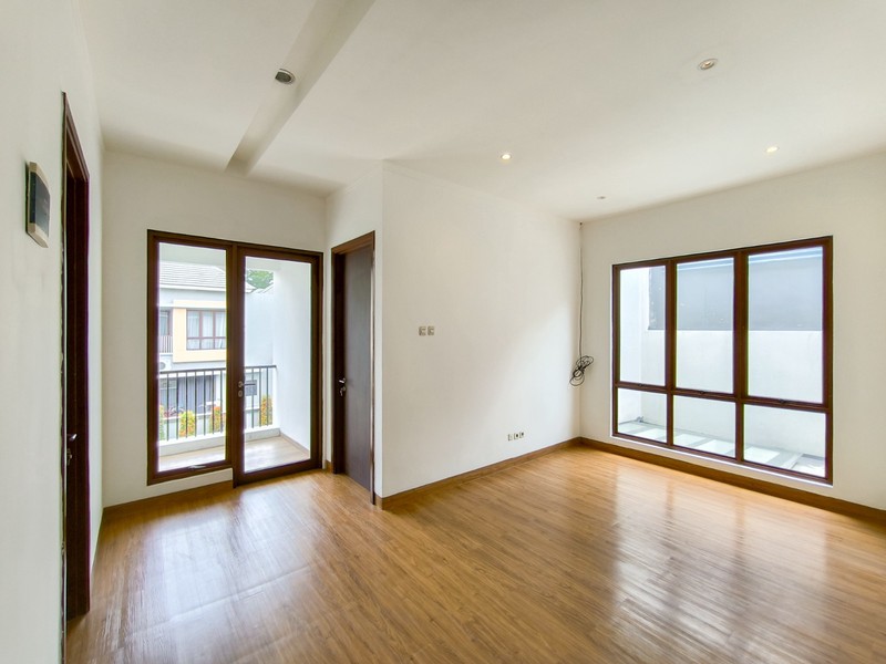 Rumah Hoek dengan Pool di Discovery Residence, Bintaro