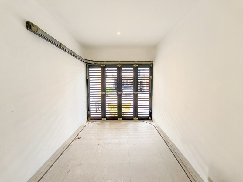 Rumah Hoek dengan Pool di Discovery Residence, Bintaro