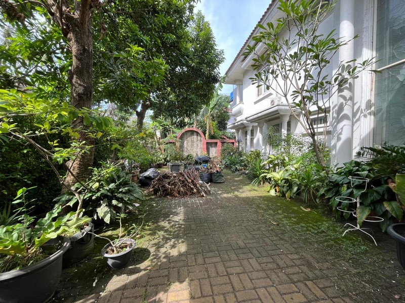 Rumah Luas Terawat dengan Layout Lapang di Lokasi Premium Cilandak