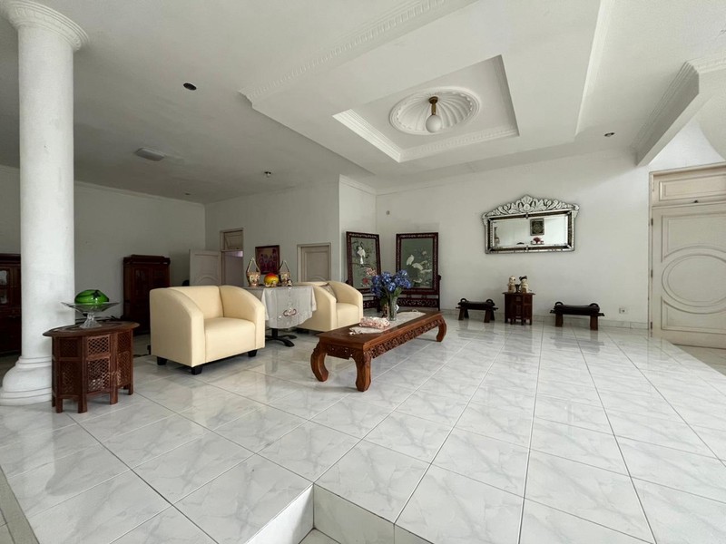 Rumah Luas Terawat dengan Layout Lapang di Lokasi Premium Cilandak