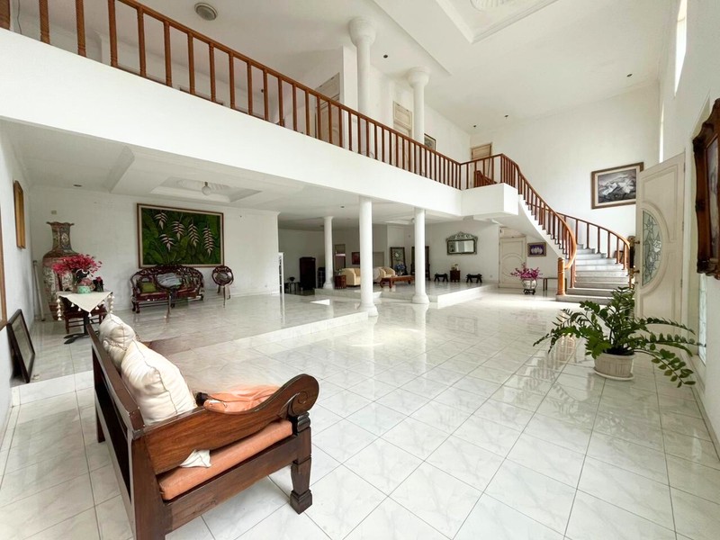 Rumah Luas Terawat dengan Layout Lapang di Lokasi Premium Cilandak