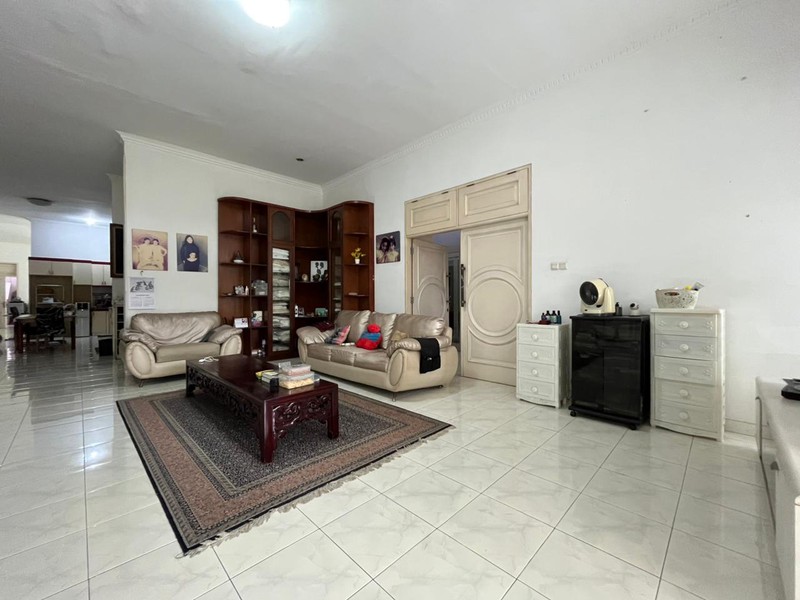 Rumah Luas Terawat dengan Layout Lapang di Lokasi Premium Cilandak