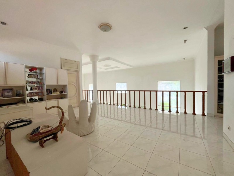 Rumah Luas Terawat dengan Layout Lapang di Lokasi Premium Cilandak