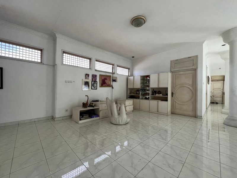 Rumah Luas Terawat dengan Layout Lapang di Lokasi Premium Cilandak