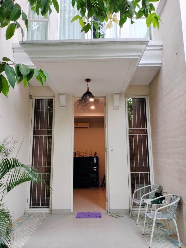 Dijual Rumah The Mansion Pakuwon Indah Surabaya Barat - Renovasi Total & Full Furnished