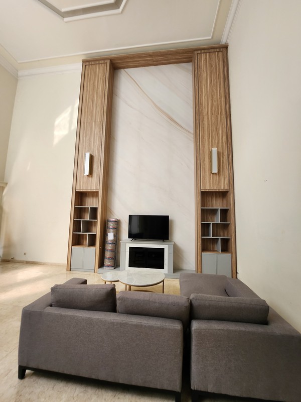 Disewakan Rumah Taman Hunian Satelit - Sukomanunggal Plus Private Pool / Kolam Renang + Full Furnished Dekat Chofa, Isen,, Rs Mitra Keluarga, Sma Gloria