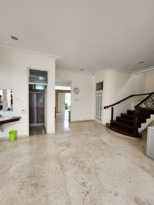 Disewakan Rumah Taman Hunian Satelit - Sukomanunggal Plus Private Pool / Kolam Renang + Full Furnished Dekat Chofa, Isen,, Rs Mitra Keluarga, Sma Gloria