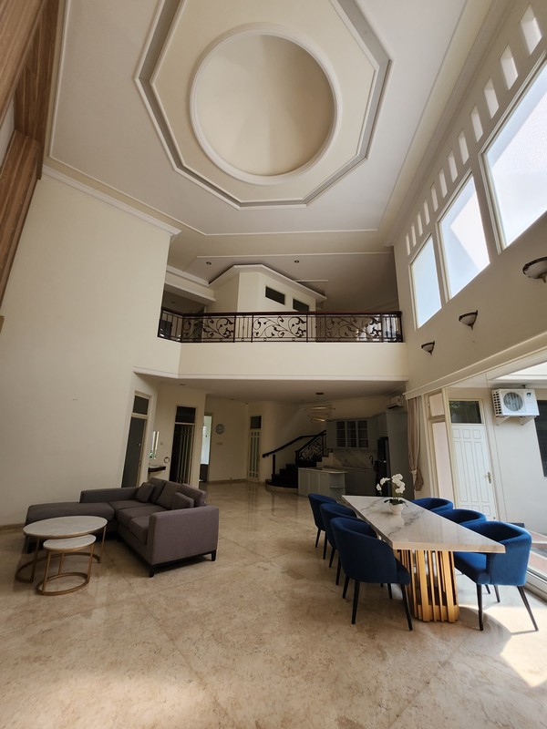 Disewakan Rumah Taman Hunian Satelit - Sukomanunggal Plus Private Pool / Kolam Renang + Full Furnished Dekat Chofa, Isen,, Rs Mitra Keluarga, Sma Gloria